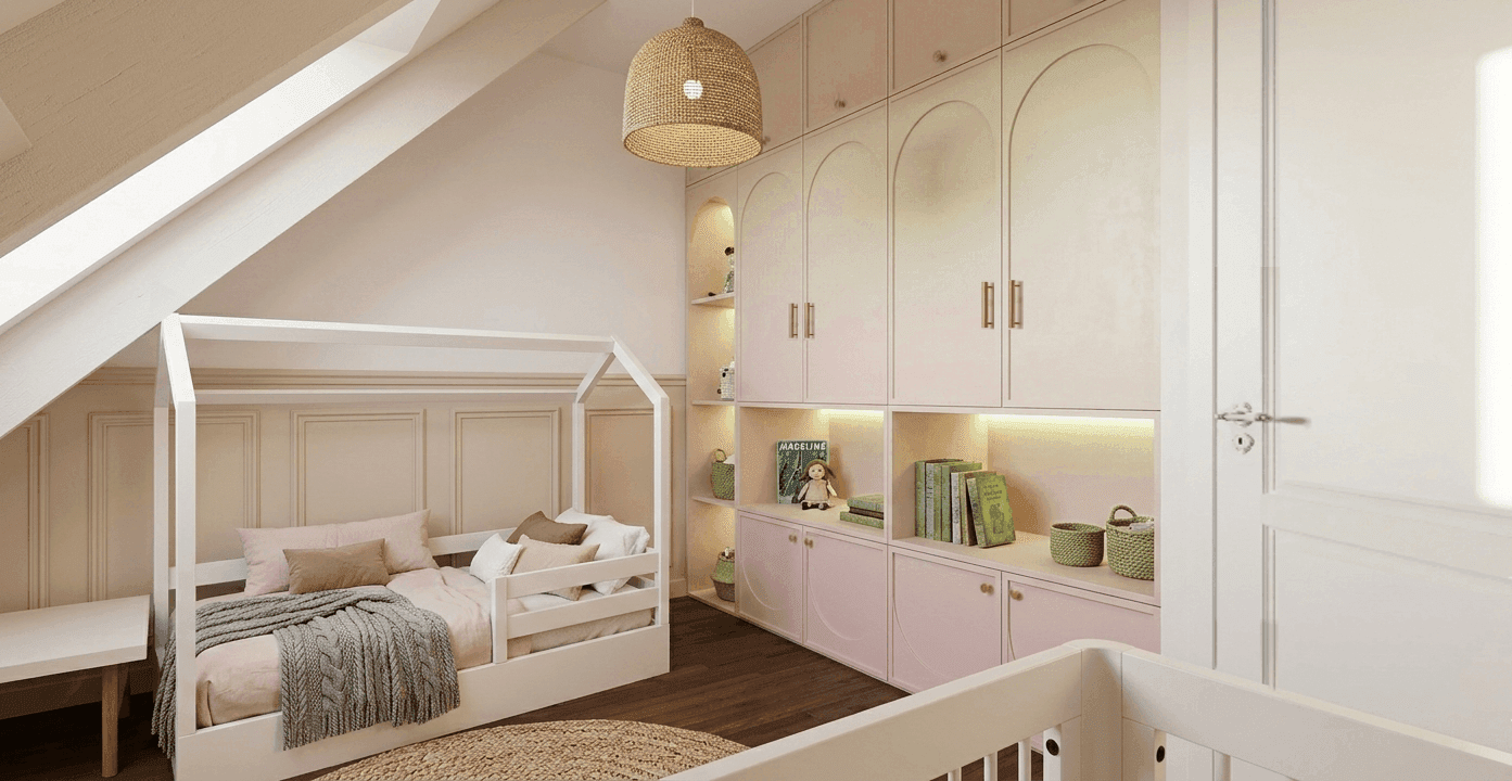 Chambre enfant sous combles avec lit maison et placards roses