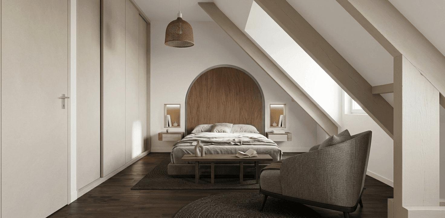 Chambre principale sous combles avec tête de lit en arche bois et fauteuil