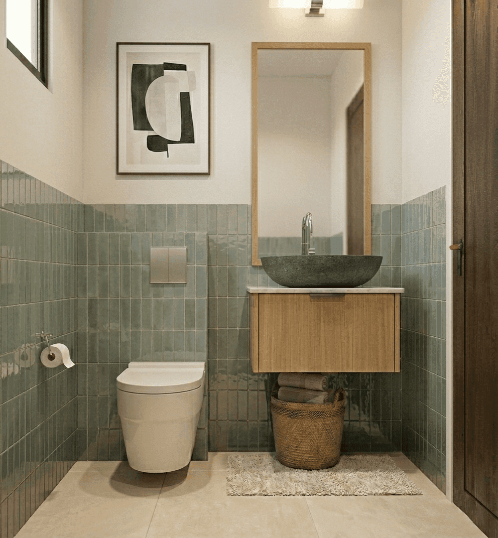 WC avec carrelage vert, vasque en pierre et meuble chêne